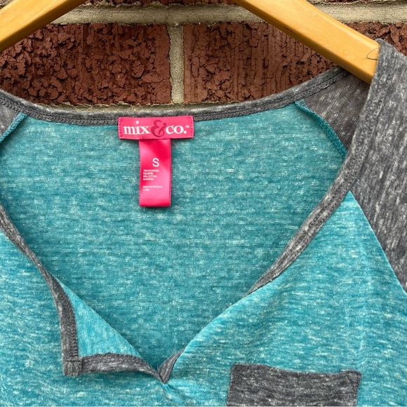 Mix & Co. Marled Blue and Gray Pocket Front V Neck Long Sleeve Baseball Tee - Picture 2 of 2